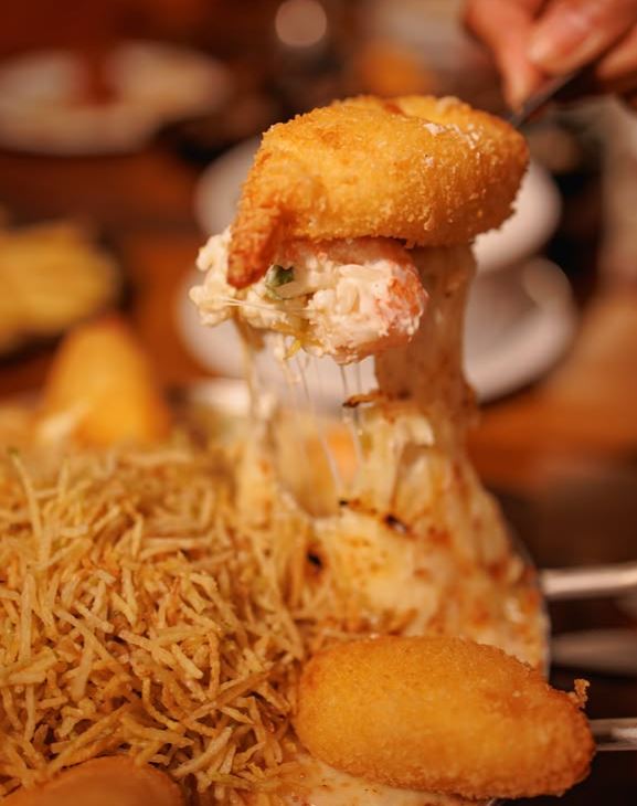 Bolinho recheado de frutos do mar do Alcântara