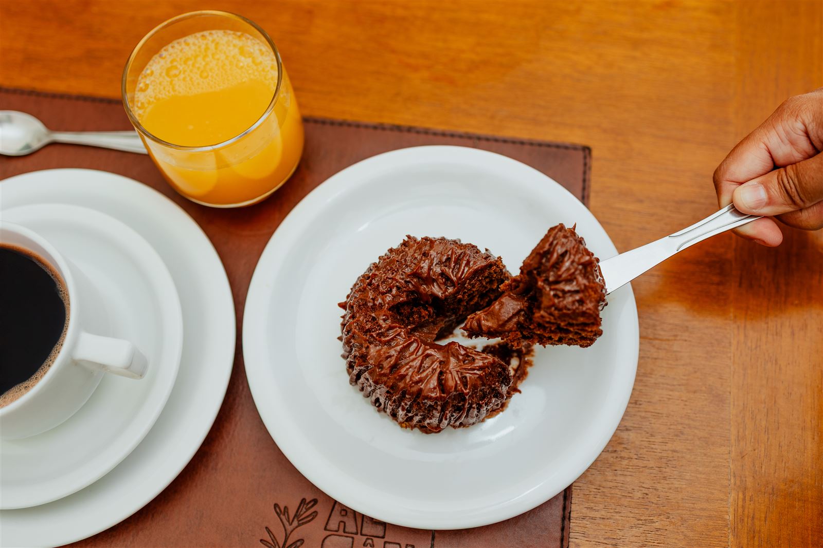 Bolo de chocolate e café no café da manhã