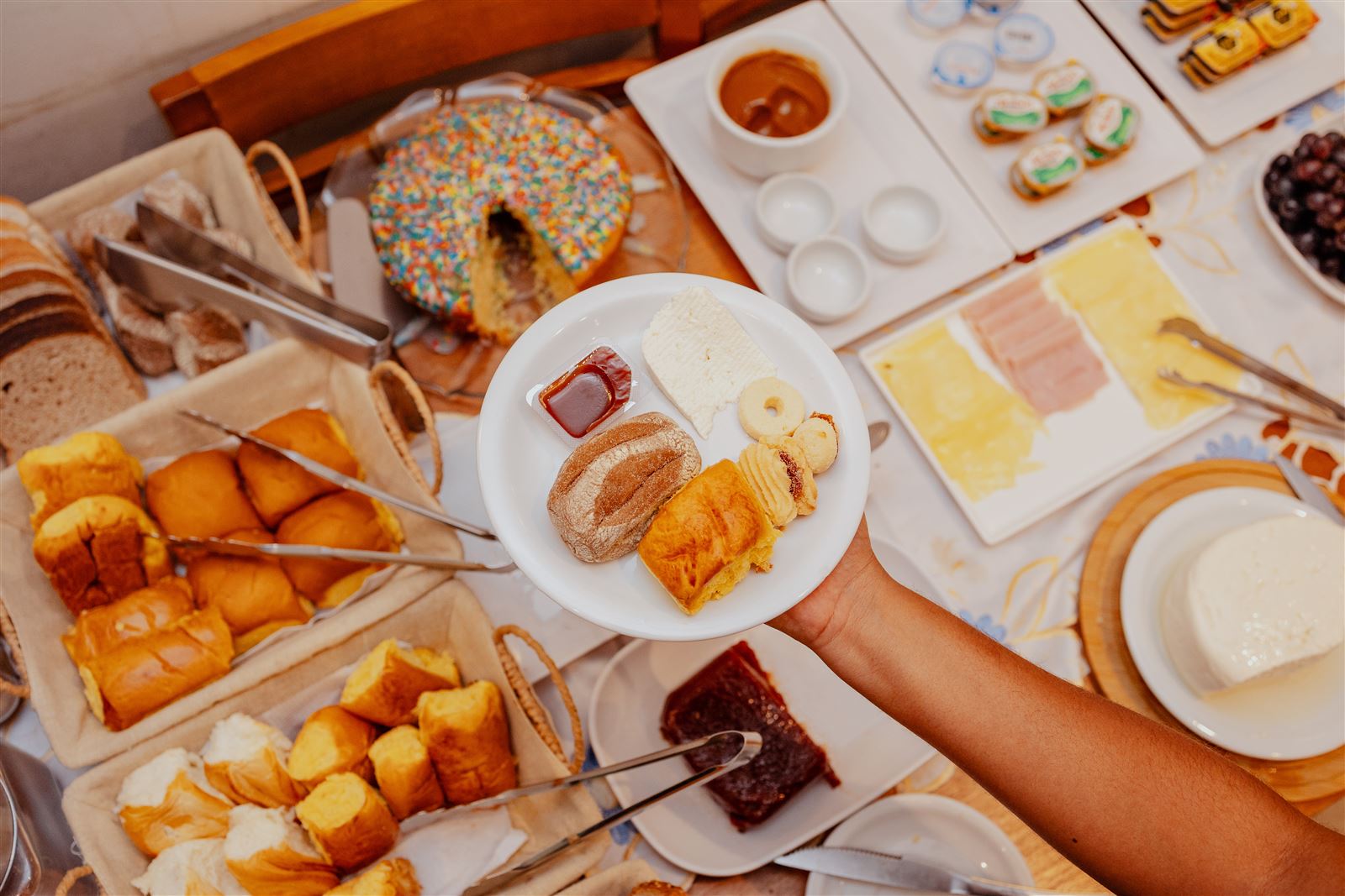Buffet do café da manhã com pães, frios e doces