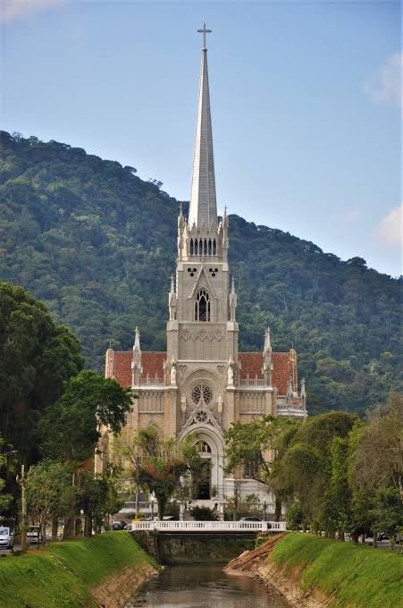 Catedral São Pedro de Alcântara de dia, com a serra ao fundo