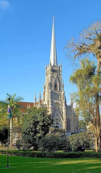 Catedral São Pedro de Alcântara vista do jardim
