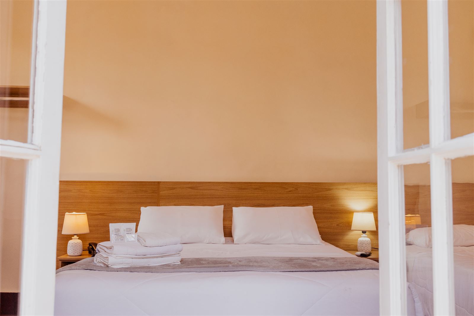 Suíte com cama de casal e porta-janela