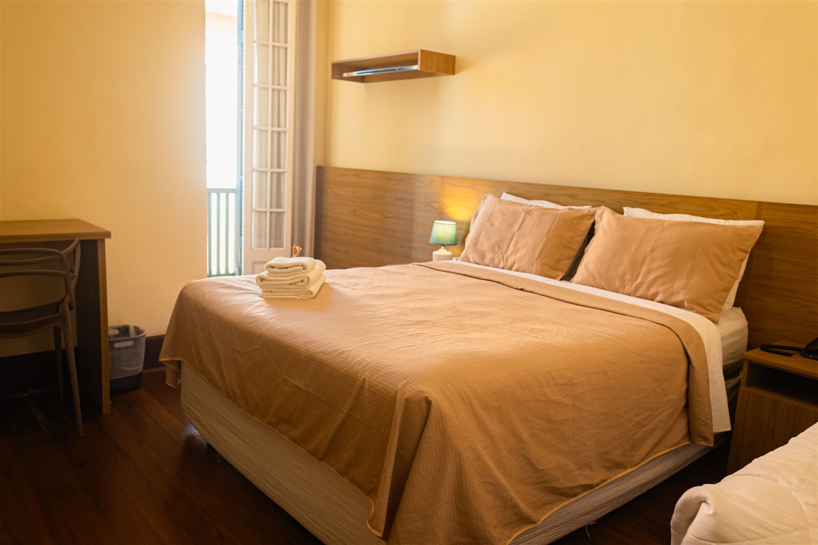 Suíte Duplo Casal com cama de casal e janela