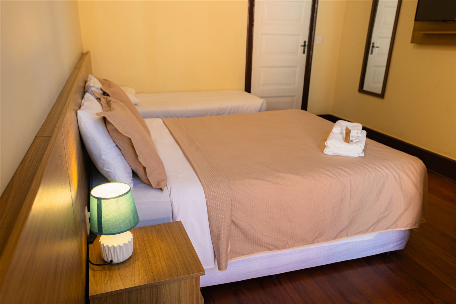 Cama de casal com abajur e enxoval