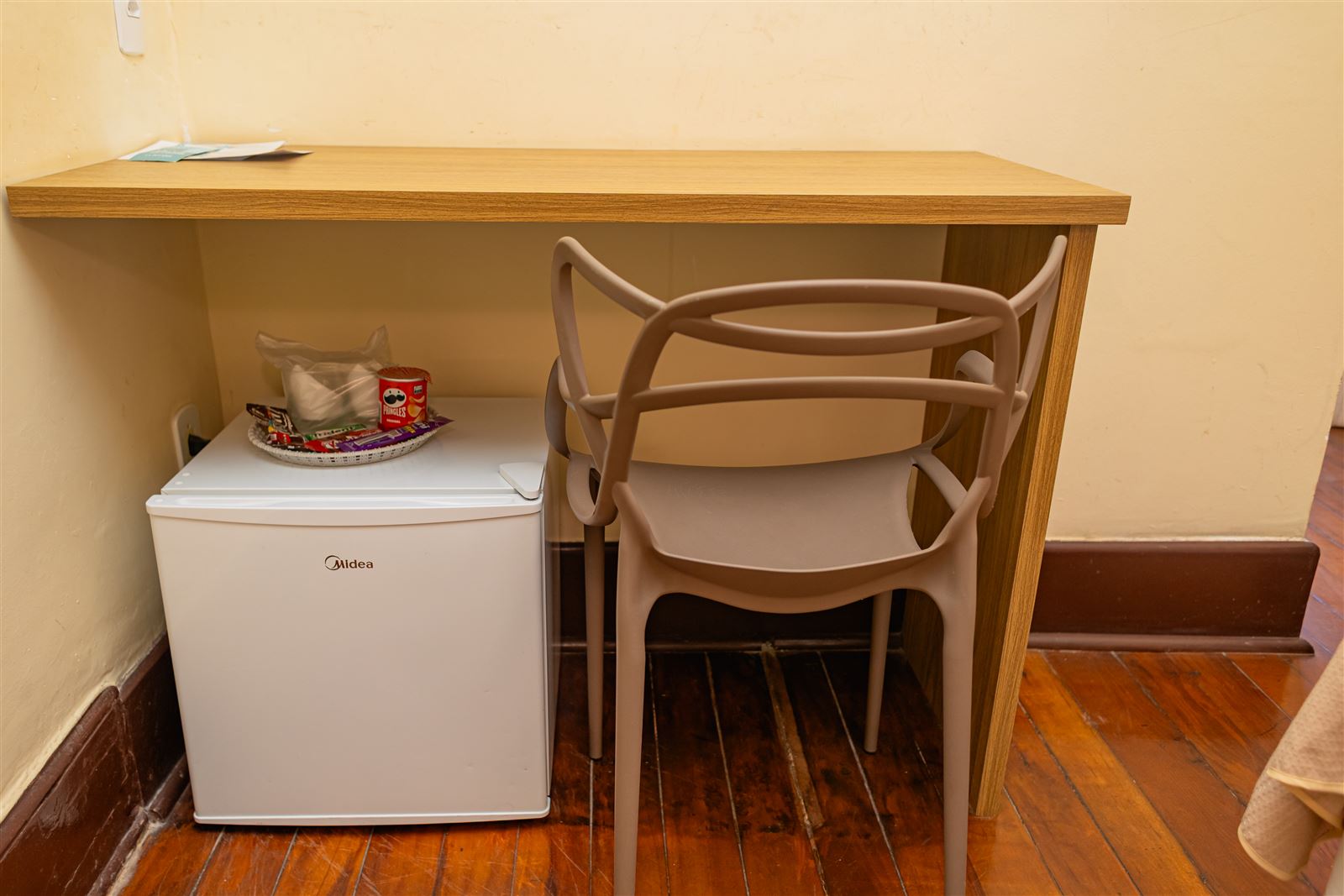 Mesa de trabalho e frigobar da suíte