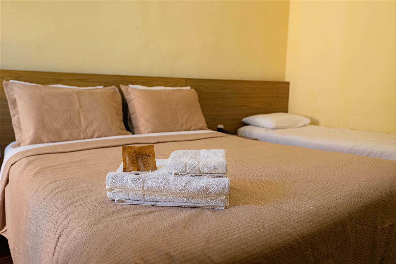 Suíte Triplo Casal com cama de casal e cama de solteiro