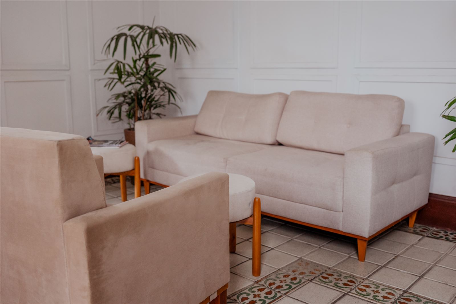 Sala de estar com sofás e piso de ladrilho hidráulico